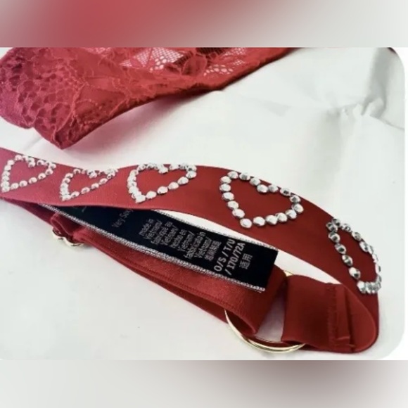 Victoria's Secret Very Sexy
Heartbreaker V-String & Leg Garter
Large & medium - Picture 2 of 10